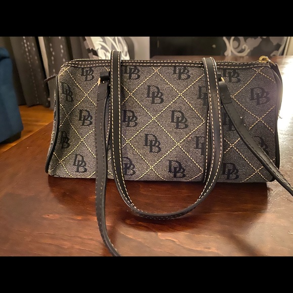Dooney and bourke black barrel bag - Picture 2 of 3